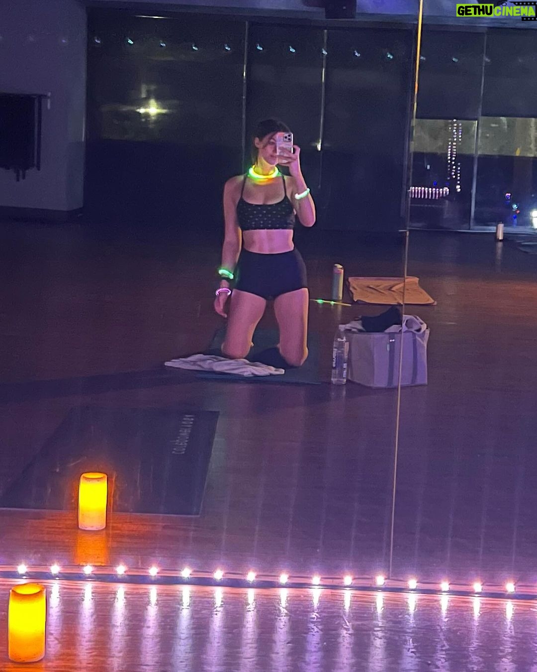 Kira Kosarin Instagram - neon workouts & making lavender bouquets for all my friends era πΈπ©°π¦π§πΌββοΈπͺ