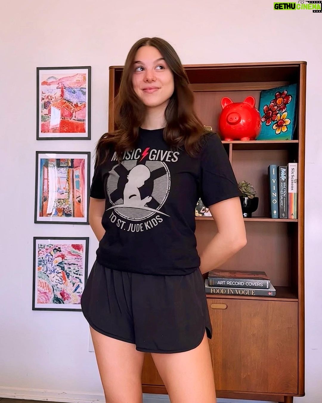 Kira Kosarin Instagram - Proudly supporting the kids and families at St. Jude Children’s Research Hospital and would love for you to do the same. Because at @stjude, no family ever receives a bill, so they can focus on helping their child live. ❤️ Head over to @musicgives or MusicGives.org to get your t-shirt and become a Partner in Hope #MusicGivesToStJudeKids 🌙