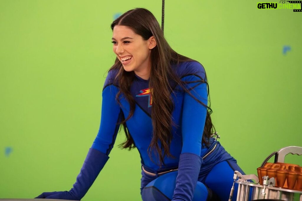 Kira Kosarin Instagram - 2 weeks til u find out what this green screen turns into in the new movie 🤪 any guesses? 👇 #ThundermansReturn March 7th at 7 on @nickelodeon 📸 @dannykosarin