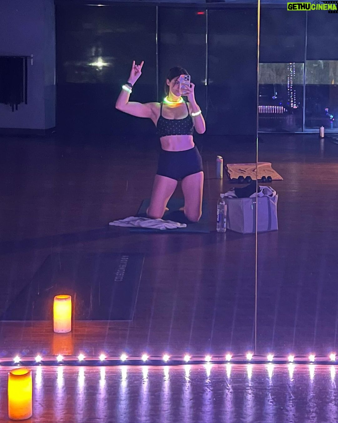 Kira Kosarin Instagram - neon workouts & making lavender bouquets for all my friends era πΈπ©°π¦π§πΌββοΈπͺ