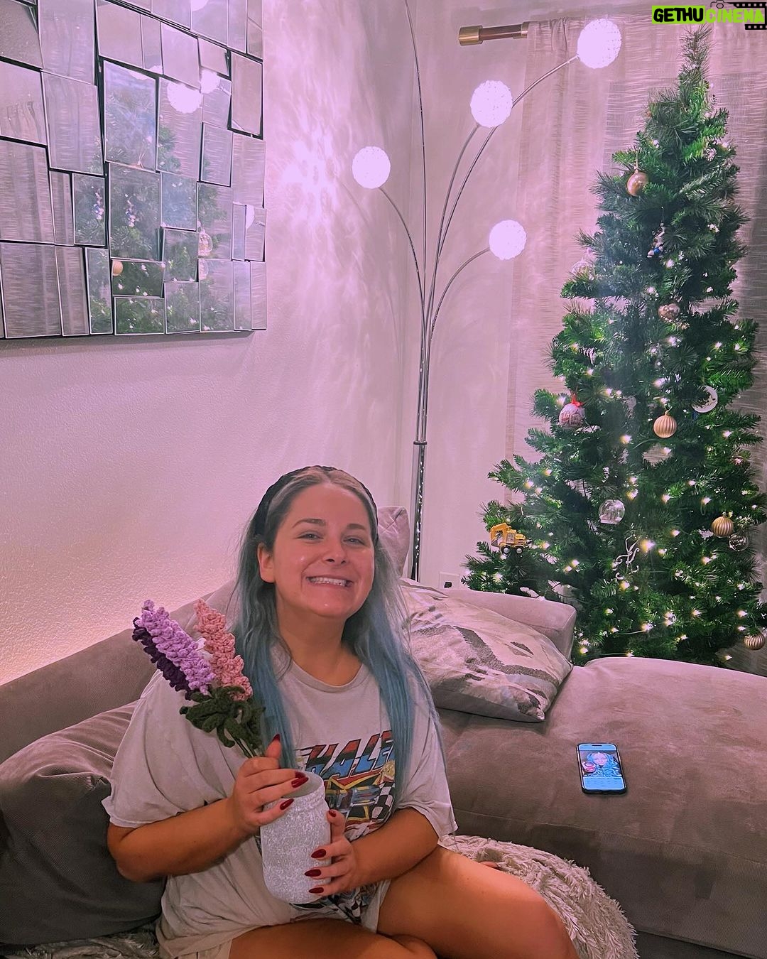 Kira Kosarin Instagram - neon workouts & making lavender bouquets for all my friends era πΈπ©°π¦π§πΌββοΈπͺ
