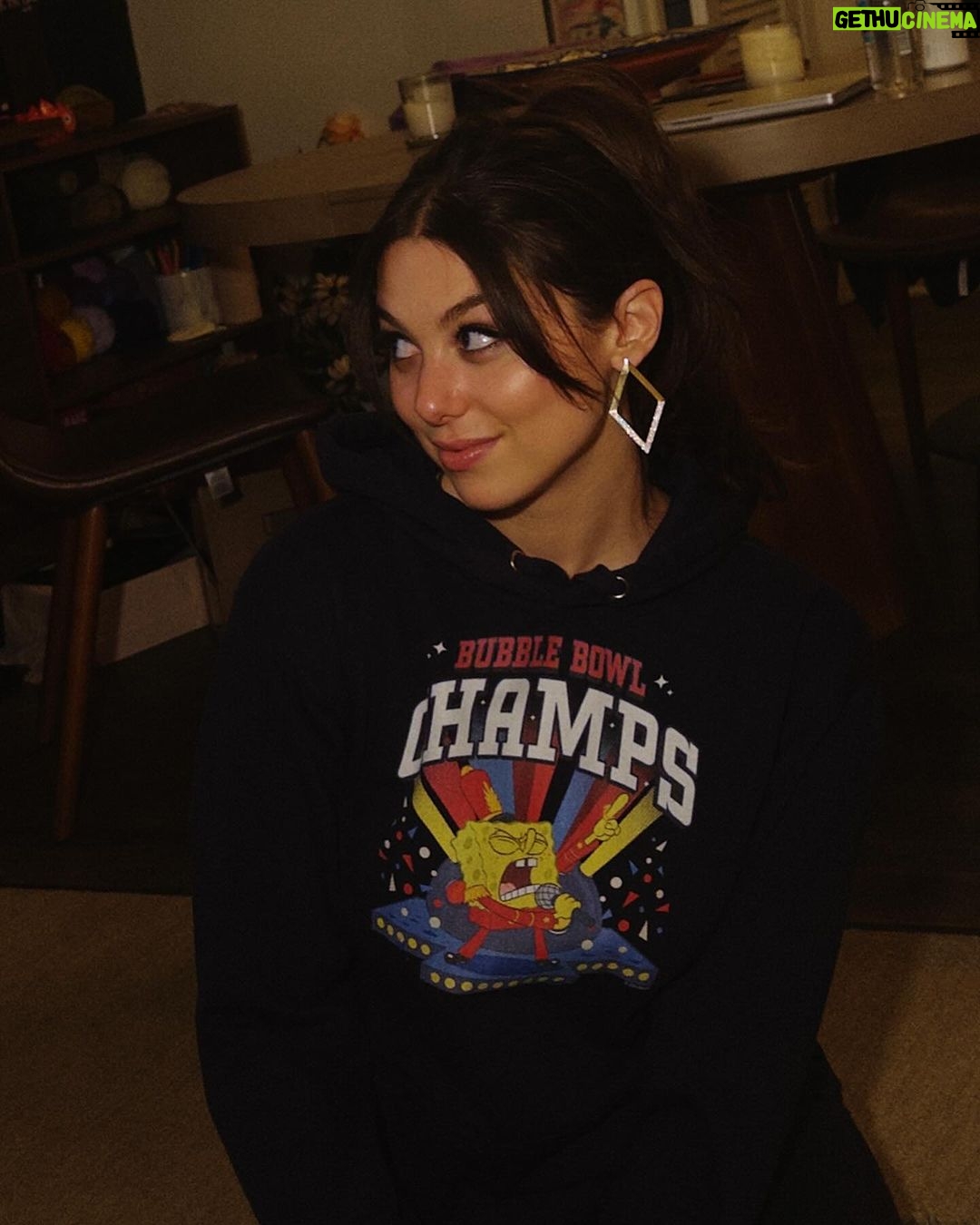 Kira Kosarin Instagram - thanks for the #superbowl bowl fit @nickelodeon 🏈