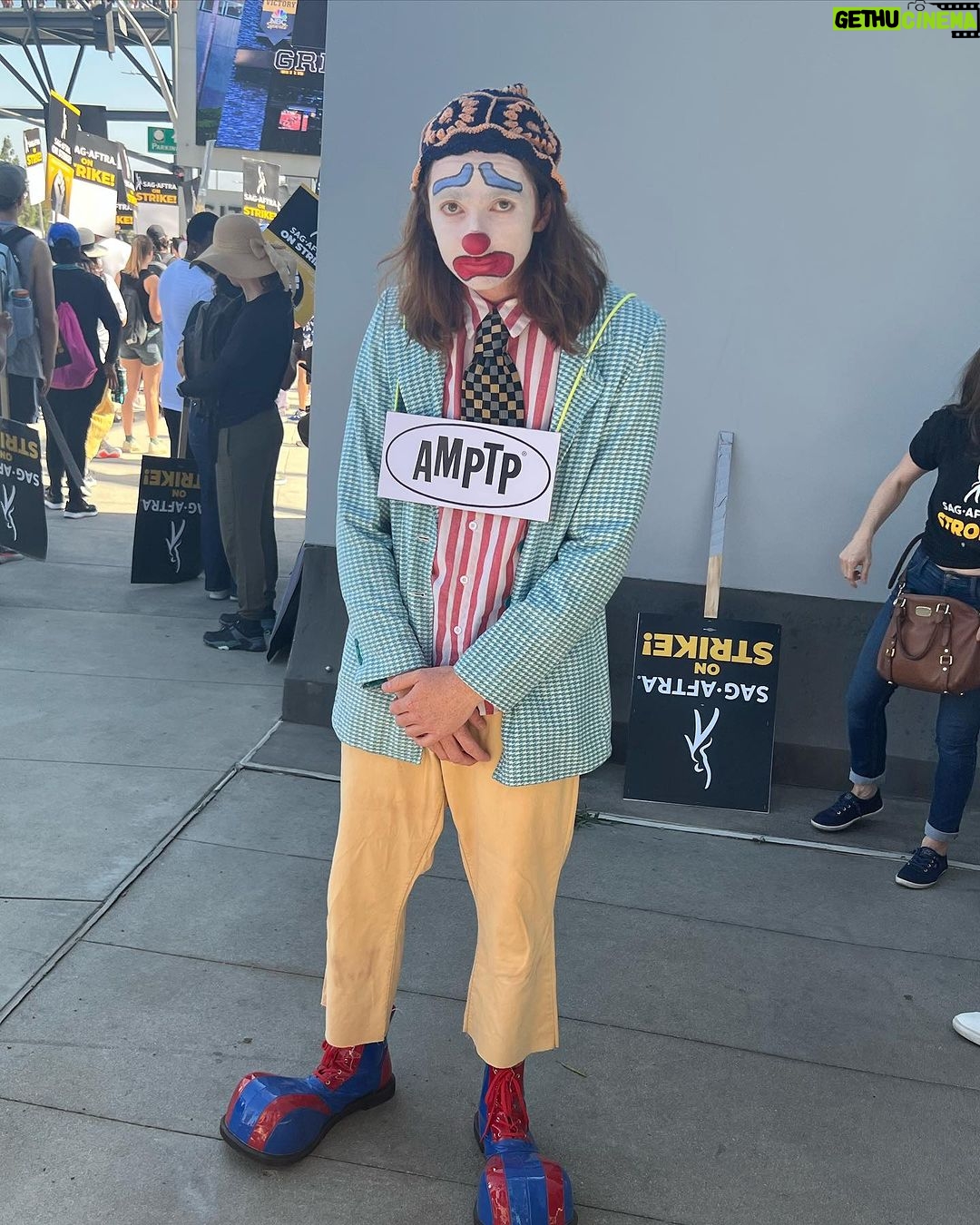 Kira Kosarin Instagram - look what happens when you piss off theater kids! #SAGAFTRAstrong #onstrike The Picket Line