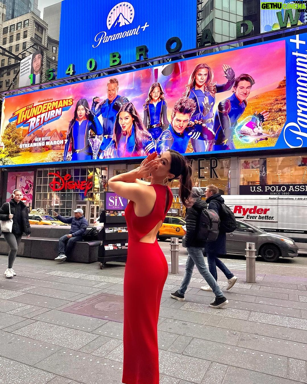 Kira Kosarin Instagram - 2 days of press, rain, billboards, and (mostly) blue outfits 💙 Thundermans Return tmrw ⚡️ New York City