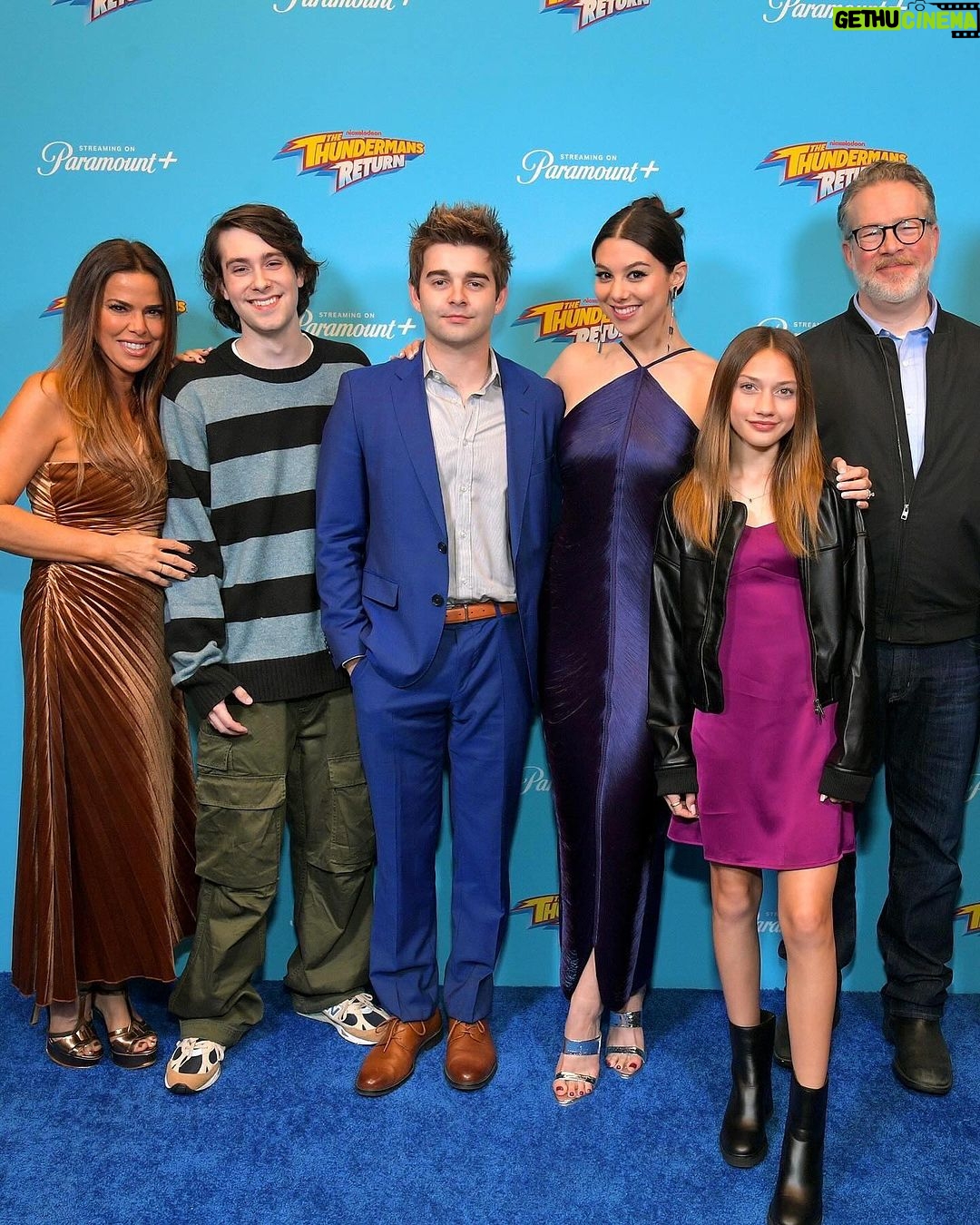 Kira Kosarin Instagram - a lil premiere to start the week 💙⚡️ TWO DAYS to Thundermans Return!