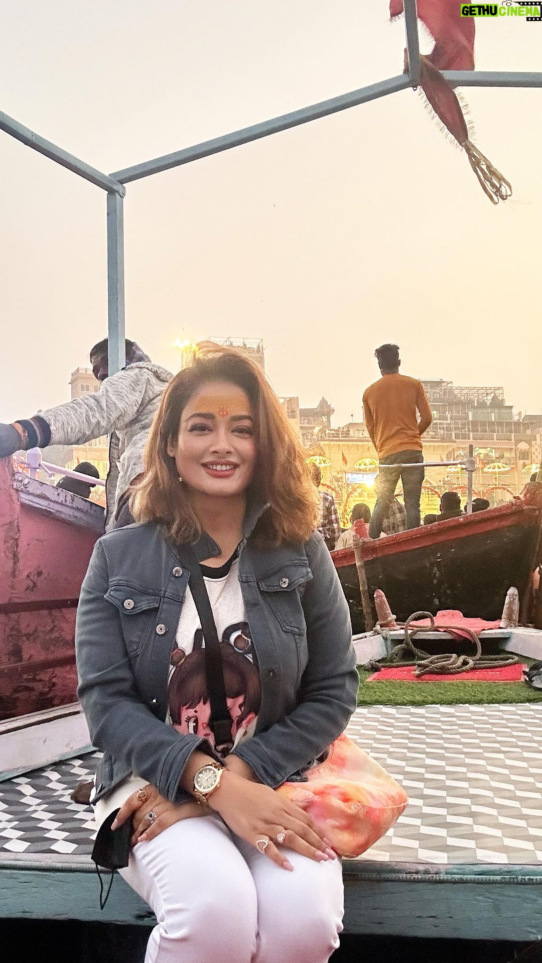 Kiran Rathod Instagram - Sending blessings to all my Instagram fam straight from kashi #harharmahadevॐ #banaras #varanasi #ganga #gangaaarti #harhrmahdev🕉 #kashi #kashivishwanath #happynewyear #happy2024 #blessed #loved #happy #happiness #manifestation#manifest#kiranrathod #kiranrathore Varanasi - Kashi - Banaras
