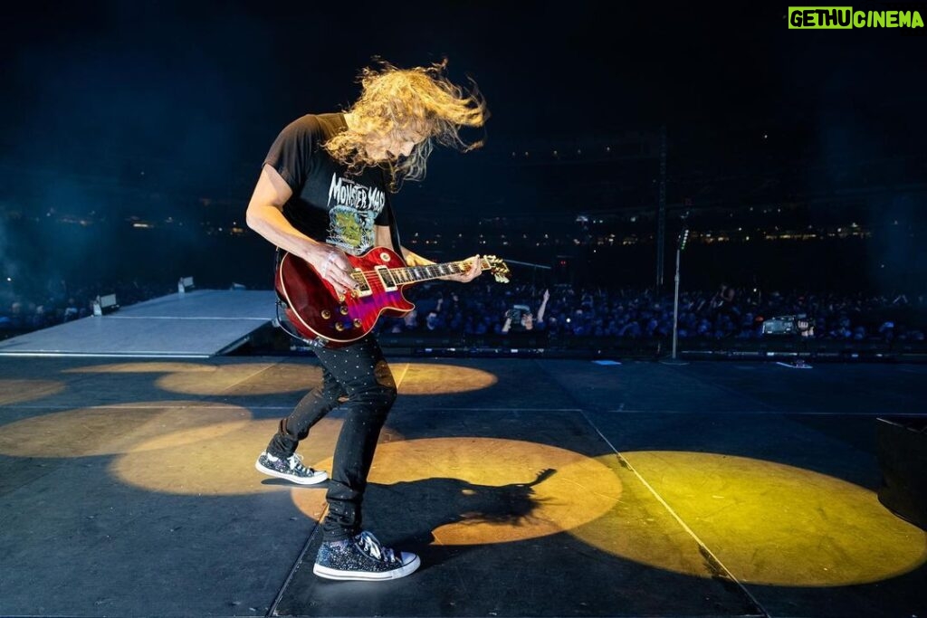 Kirk Hammett Instagram - That fly away hair ! 🤘 #headbangin photo📸by @brettmurrayphotography #M72