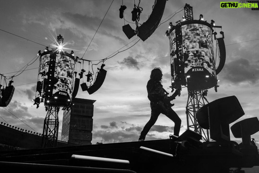 Kirk Hammett Instagram - 🤘photo📸by @brettmurrayphotography #m72worldtour