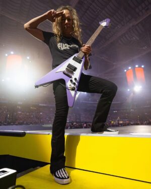 Kirk Hammett Instagram - St. Louis we salute you 🤟🎸🤟 #m72stl photos📸by @brettmurrayphotography  @metallica @epiphone #1979flyingv #epiphone