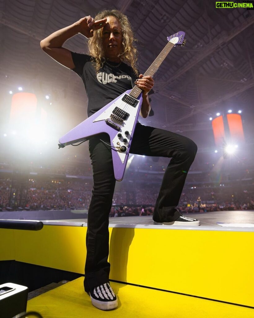 Kirk Hammett Instagram - St. Louis we salute you 🤟🎸🤟 #m72stl photos📸by @brettmurrayphotography @metallica @epiphone #1979flyingv #epiphone