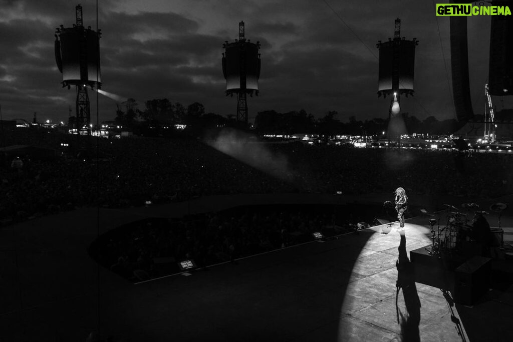 Kirk Hammett Instagram - Into the light … #m72donington photo📸by @brettmurrayphotography ⚡️⚡️⚡️ @metallica #m72