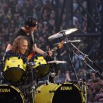 Kirk Hammett Instagram - Sneaky beats … a little rock’n’roll switch up. Thanks for stealing my guitar, @larsulrich 🎸 photo📸by @photosbyjeffyeager #m72 #m72hamburg @metallica