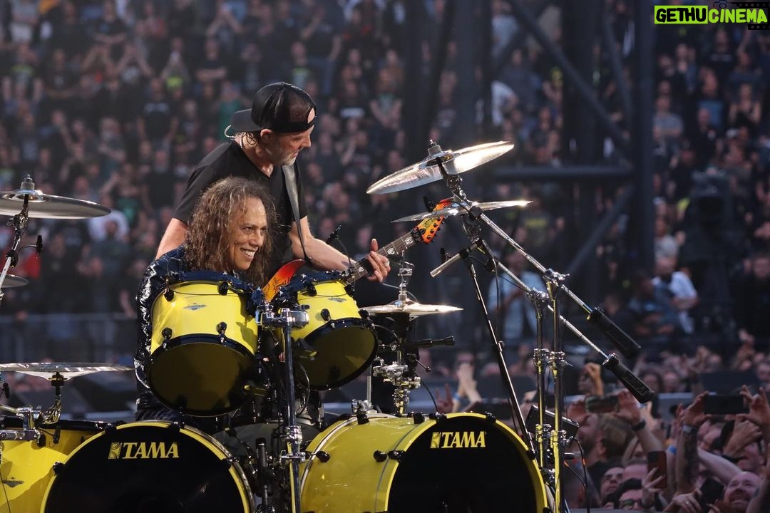 Kirk Hammett Instagram - Sneaky beats … a little rock’n’roll switch up. Thanks for stealing my guitar, @larsulrich 🎸 photo📸by @photosbyjeffyeager #m72 #m72hamburg @metallica