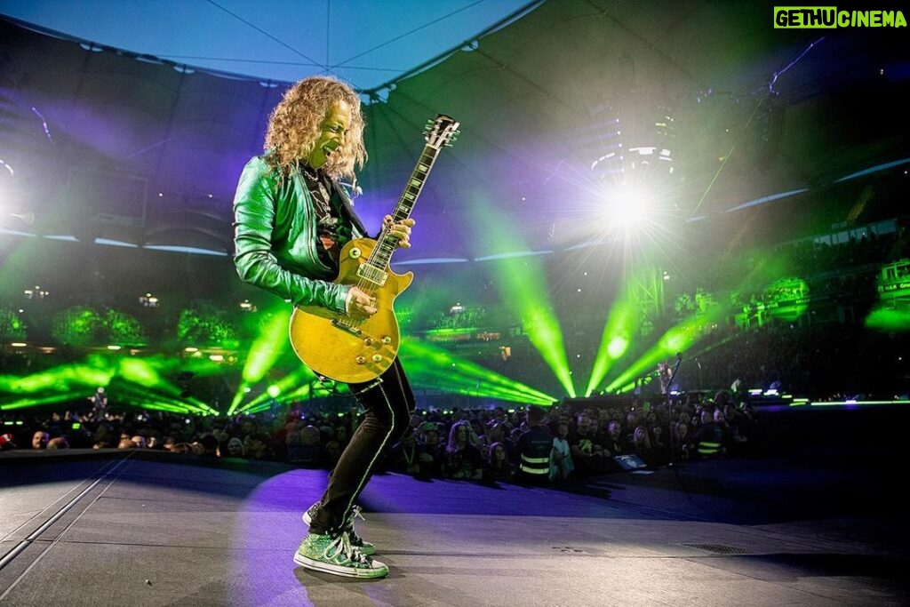 Kirk Hammett Instagram - Greeny in green 💚 photo📸by @rosshalfin ⚡️⚡️⚡️ #m72 @metallica