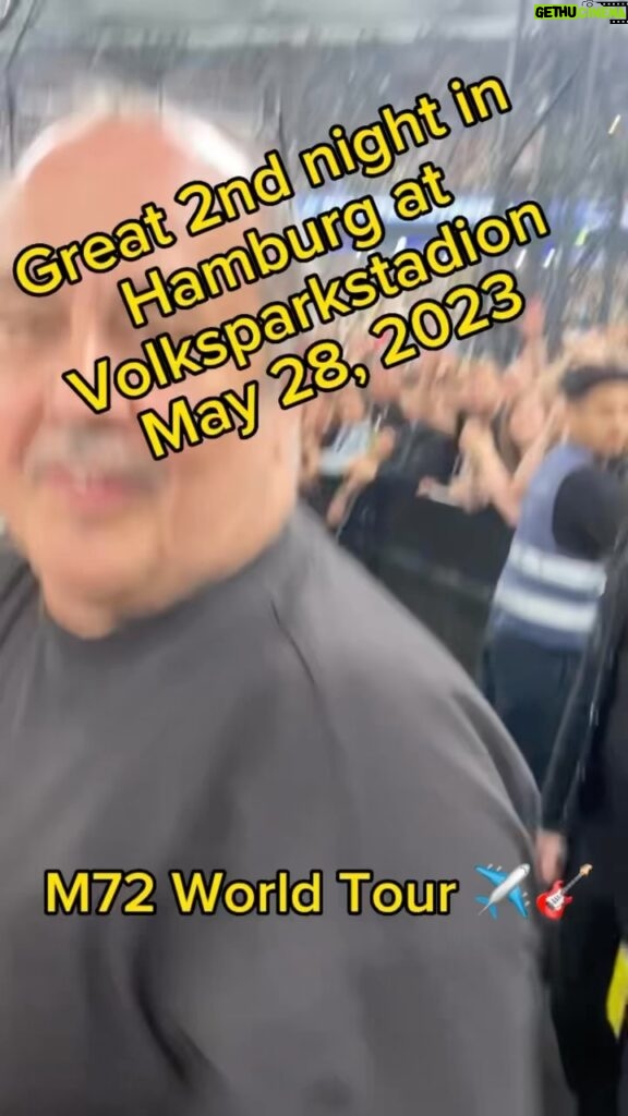 Kirk Hammett Instagram - Having some stage side fun 🤘 Thank you Hamburg !! ⚡️🎸⚡️ #M72Hamburg @metallica 🙌 #kirkspicks 😆