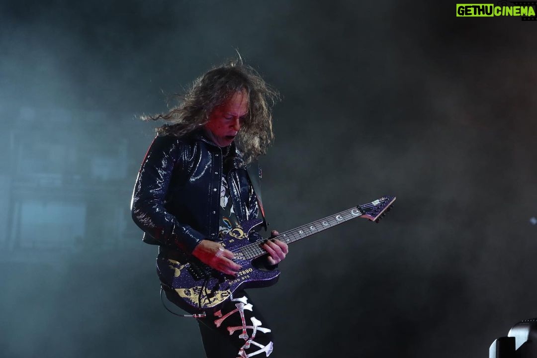Kirk Hammett Instagram - Calling up the spirits 🎸 👻 #khouija @espguitars photo📸by @photosbyjeffyeager ⚡️⚡️⚡️ Paris night 2 #M72