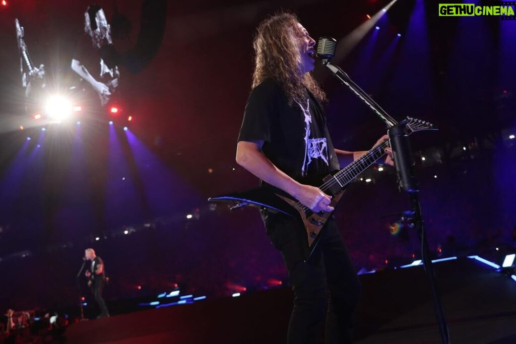 Kirk Hammett Instagram - Sunday sing-a-long 🎶 photo📸by @photosbyjeffyeager