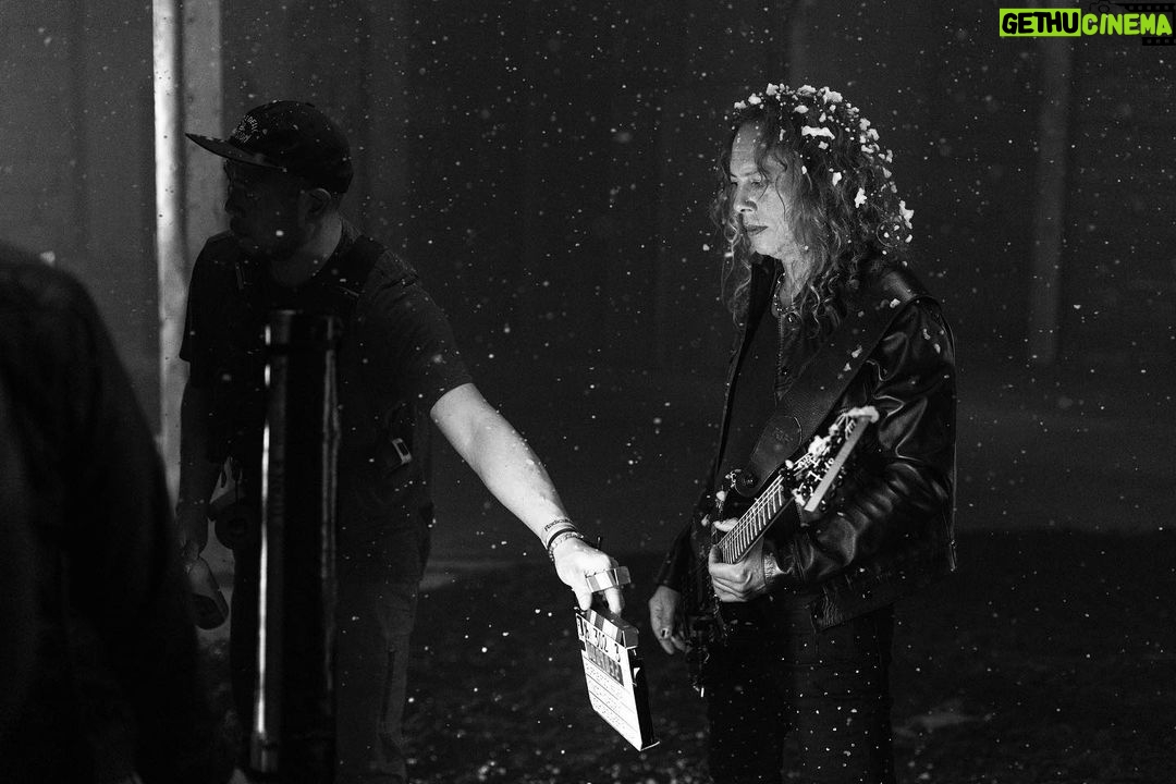 Kirk Hammett Instagram - Snow day !! #behindthescenes photo📸by @brettmurrayphotography ❄️ 🎸 @metallica