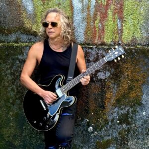 Kirk Hammett Instagram - Black is back !! 🖤🎸🖤 @gibsonguitar photo📸by @rosshalfin