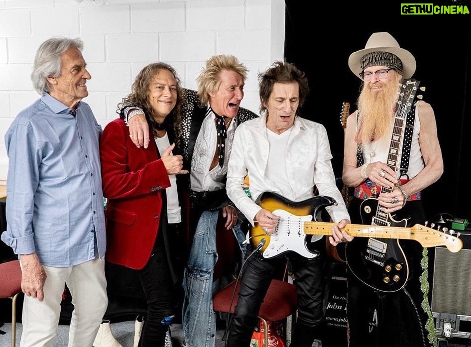 Kirk Hammett Instagram - Amazing two nights at the Royal Albert Hall, amazing tribute to Jeff !! ⚡️He must be feeling the love from up above. 🙌🎸❤️ photos📸by @rosshalfin ⚡️ @jeffbeckofficial
