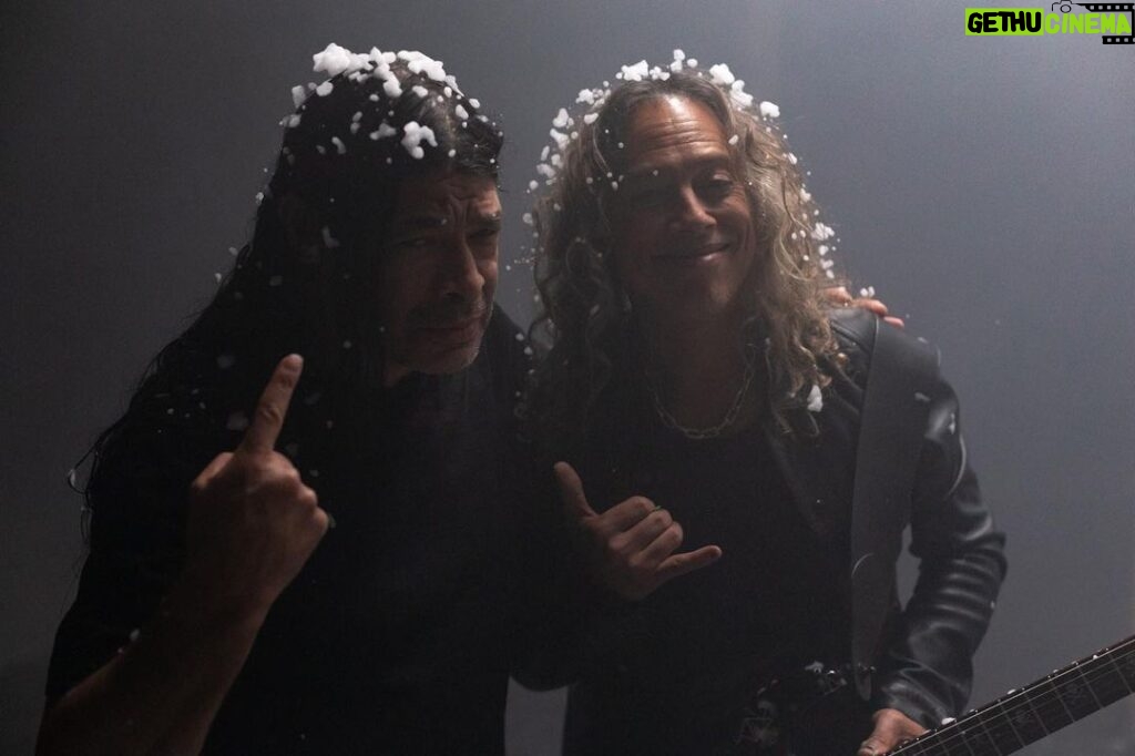 Kirk Hammett Instagram - Heavy Metal Snow Day ? ⚡️ 🤘❄️ with @robtrujillo 🙌 photo📸by @brettmurrayphotography