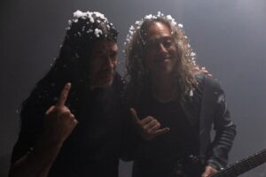 Kirk Hammett Instagram - Heavy Metal Snow Day ? ⚡️ 🤘❄️ with @robtrujillo 🙌 photo📸by @brettmurrayphotography