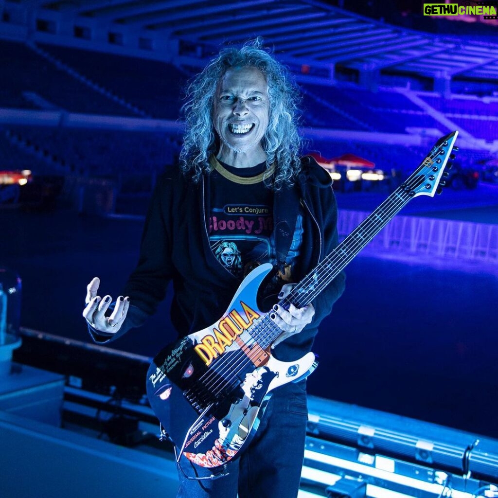 Kirk Hammett Instagram - Feeling that Black Friday vibe ⚡️⚡️⚡️🖤 photo📸by @rosshalfin 🎸