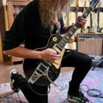 Kirk Hammett Instagram - OH YES !!! Another amazing vintage Gibson !!! Pic📸by @gueikian @gibsonguitar ⚡️⚡️🎸⚡️⚡️