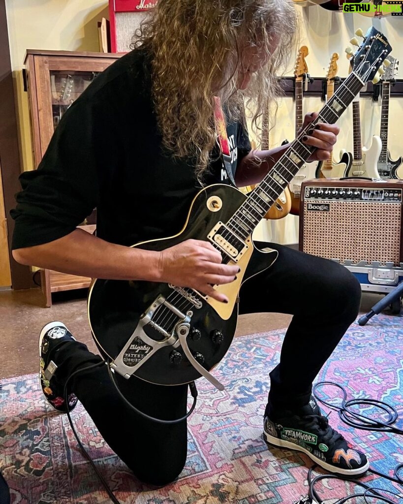 Kirk Hammett Instagram - OH YES !!! Another amazing vintage Gibson !!! Pic📸by @gueikian @gibsonguitar ⚡️⚡️🎸⚡️⚡️