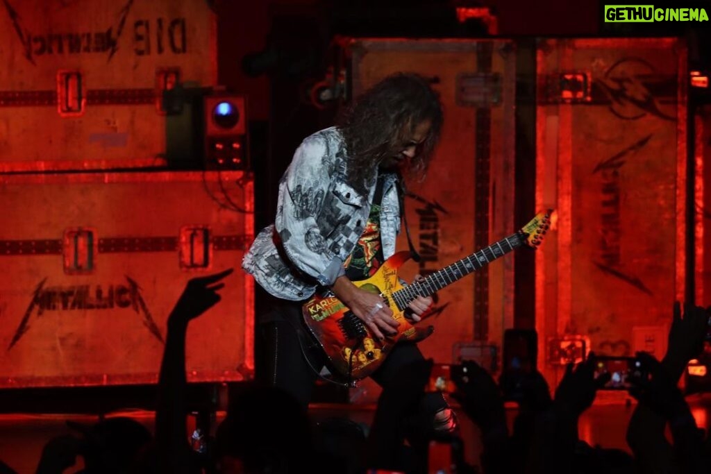 Kirk Hammett Instagram - Hard Rockin’ ⚡️🎸⚡️ photo📸by @photosbyjeffyeager @metallica #metontour