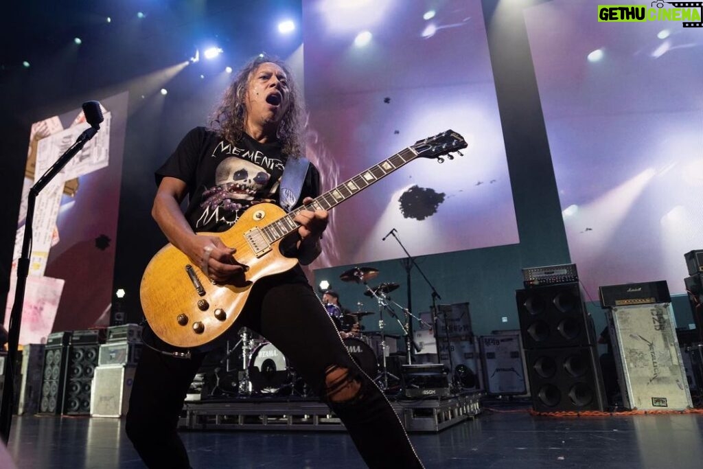 Kirk Hammett Instagram - ⚡️Thank you Jonny and Marsha forever And thanks Ft Lauderdale for the opportunity⚡️ #metontour #hardrocklive @metallica photo📸by @brettmurrayphotography