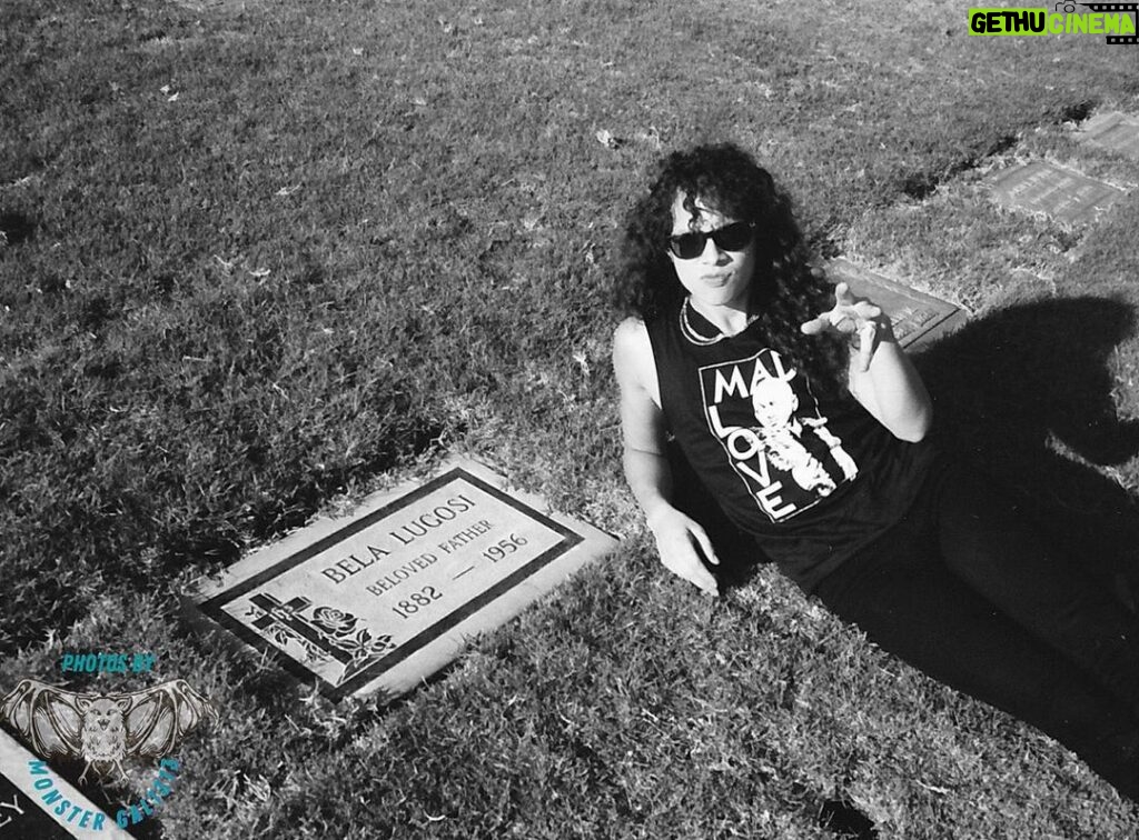 Kirk Hammett Instagram - Happy Halloween !!! 🦇 ⁣ ⁣ 🕸Here’s a treat for you guys that’s never been seen before!!! 🧛‍♂️⁣ Who knows where Bela Lugosi’s final resting place is??⁣ ⁣ #halloween #belalugosi ⁣ ⁣ ⁣ PHOTO📸by @shelleyv1666 ©️1990 *Used with permission*