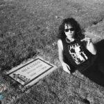 Kirk Hammett Instagram - Happy Halloween !!! 🦇 ⁣ ⁣ 🕸Here’s a treat for you guys that’s never been seen before!!! 🧛‍♂️⁣ Who knows where Bela Lugosi’s final resting place is??⁣ ⁣ #halloween #belalugosi ⁣ ⁣ ⁣ PHOTO📸by @shelleyv1666 ©️1990 *Used with permission*