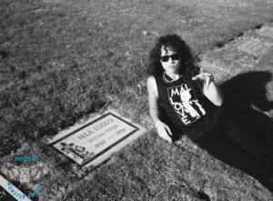 Kirk Hammett Instagram - Happy Halloween !!! 🦇 ⁣
⁣
🕸Here’s a treat for you guys that’s never been seen before!!! 🧛‍♂️⁣
Who knows where Bela Lugosi’s final resting place is??⁣
⁣
#halloween #belalugosi ⁣
⁣
⁣
PHOTO📸by @shelleyv1666 ©️1990 *Used with permission*