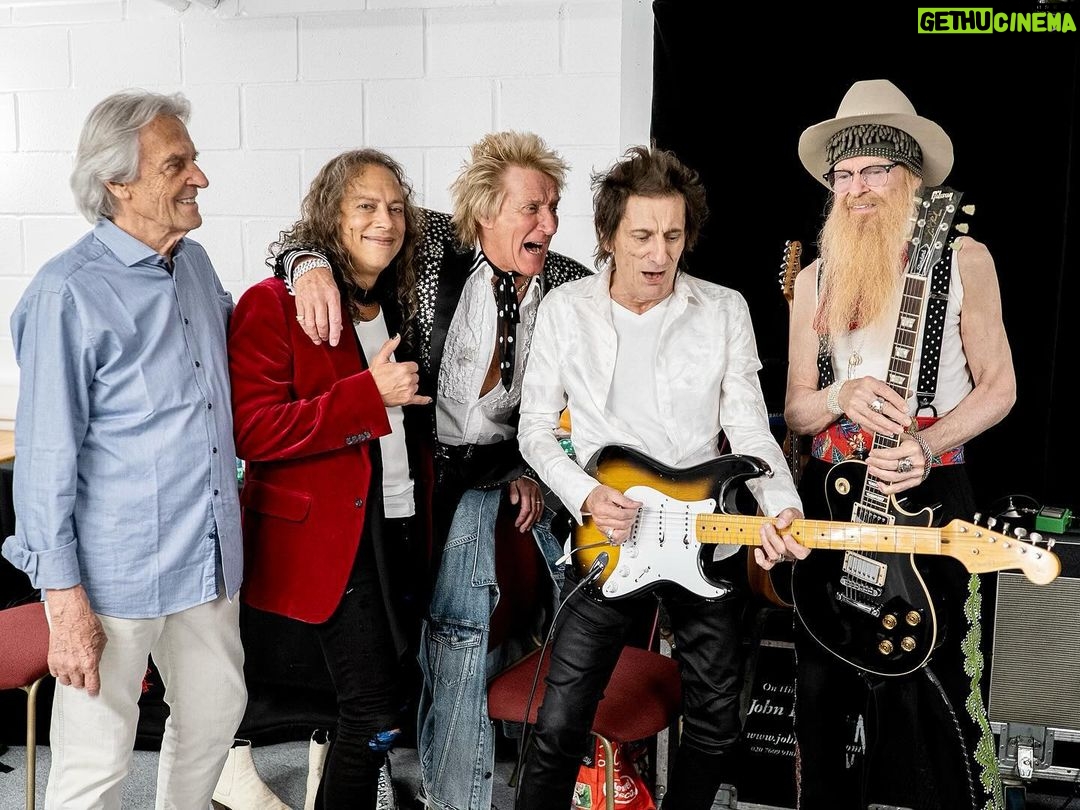 Kirk Hammett Instagram - Happy Birthday Rod ‘Do I Think You’re SEXY ‘ ? …. Absolutely ! And Infatuation is one of my all time favorite Rod songs . 🎉🎸⚡️🙌 @sirrodstewart 🌟 photo📸by @rosshalfin 🥳