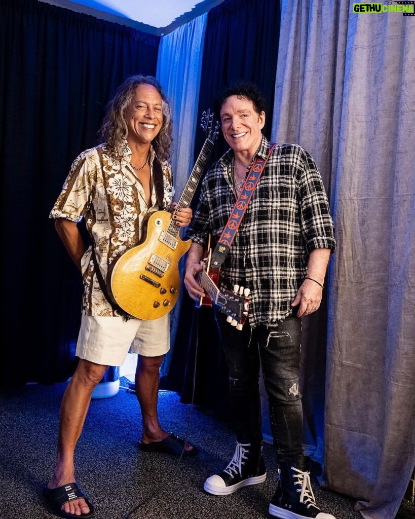 Kirk Hammett Instagram - Had a wonderful couple days hanging out with Neal and the guys from Journey- Thanks so much guys for having me jam on Wheel In the Sky , super fun and hope to hang again soon ! Much , much Aloha !!!! ⚡️photos📸by @rosshalfin ⚡️ @nealschon @journeymusicofficial Blaisdell Arena