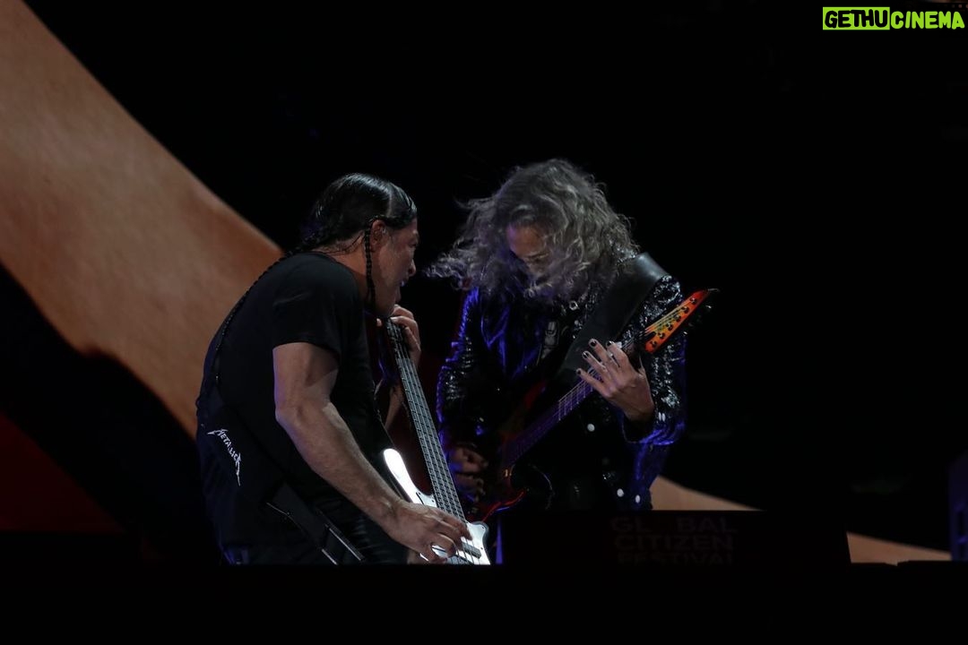 Kirk Hammett Instagram - 🎸⚡️🎸 photo📸by @photosbyjeffyeager @glblctzn @metallica