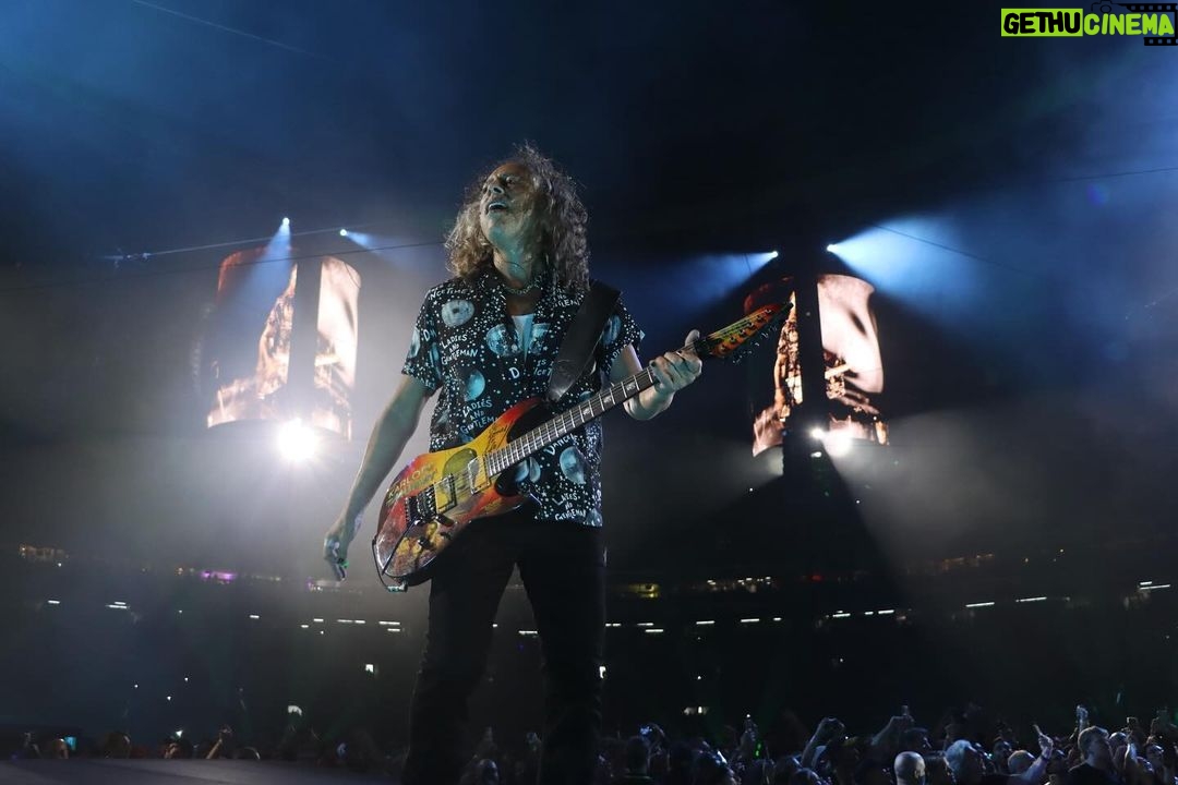 Kirk Hammett Instagram - Ready for the week … ⚡️🎸⚡️ … photo📸by @photosbyjeffyeager #metontour @metallica 🤟