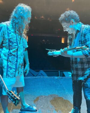 Kirk Hammett Instagram - Had a wonderful couple days hanging out with Neal and the guys from Journey-
Thanks so much guys for having me jam on 
Wheel In the Sky , super fun and hope to hang again soon ! 
Much , much Aloha !!!!
⚡️photos📸by @rosshalfin ⚡️ @nealschon @journeymusicofficial