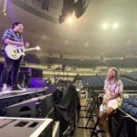 Kirk Hammett Instagram - Had a wonderful couple days hanging out with Neal and the guys from Journey- Thanks so much guys for having me jam on Wheel In the Sky , super fun and hope to hang again soon ! Much , much Aloha !!!! ⚡️photos📸by @rosshalfin ⚡️ @nealschon @journeymusicofficial Blaisdell Arena
