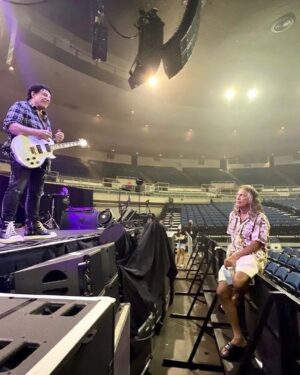 Kirk Hammett Instagram - Had a wonderful couple days hanging out with Neal and the guys from Journey-
Thanks so much guys for having me jam on 
Wheel In the Sky , super fun and hope to hang again soon ! 
Much , much Aloha !!!!
⚡️photos📸by @rosshalfin ⚡️ @nealschon @journeymusicofficial