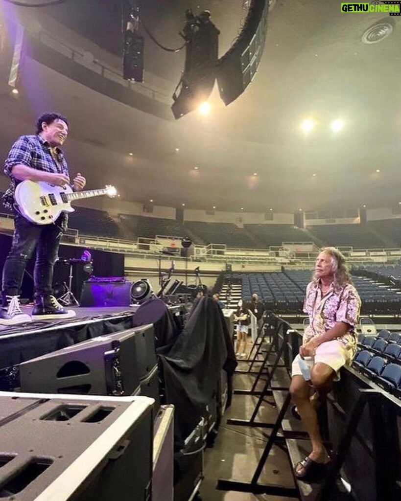 Kirk Hammett Instagram - Had a wonderful couple days hanging out with Neal and the guys from Journey- Thanks so much guys for having me jam on Wheel In the Sky , super fun and hope to hang again soon ! Much , much Aloha !!!! ⚡️photos📸by @rosshalfin ⚡️ @nealschon @journeymusicofficial Blaisdell Arena