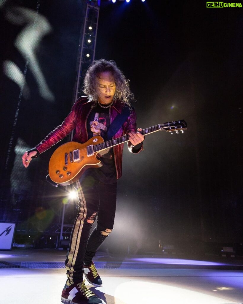 Kirk Hammett Instagram - Hope your 2024 is going fantastic so far !! 🎸 ⚡️💥 photo📸by @brettmurrayphotography