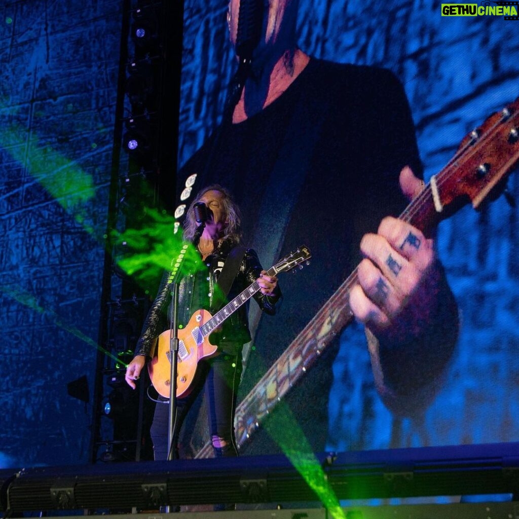Kirk Hammett Instagram - Oh that Green glow ! #metinbuffalo photo📸by @brettmurrayphotography #metallica