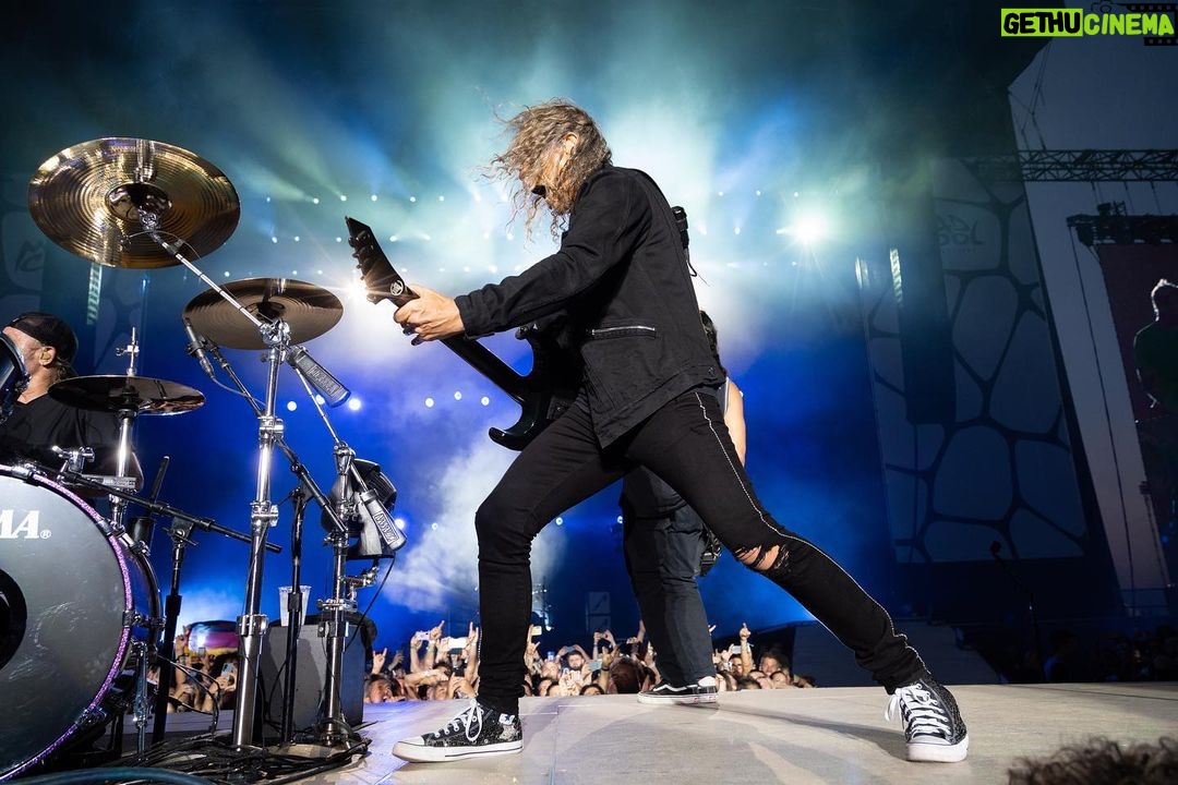 Kirk Hammett Instagram - Shadow and light ⚡️⚡️⚡️ photo📸by @brettmurrayphotography #metinmadrid @metallica