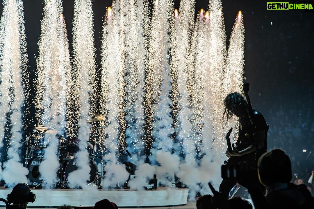 Kirk Hammett Instagram - 🎇 Goodbye 2023 !! Thanks to everyone who made it fantastic !! 🎆 Are you ready for 2024 ?⚡️⚡️⚡️ #metallicafamily photo📸by @brettmurrayphotography 🤟 @metallica #metontour