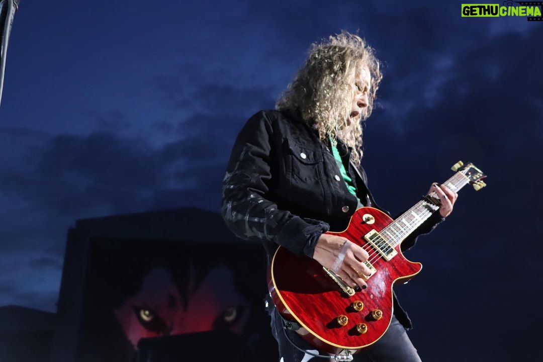 Kirk Hammett Instagram - Of Wolf and Gibson !!! π€π€π€ #copenhell Photo by @photosbyjeffyeager πΈβ‘οΈ @metallica