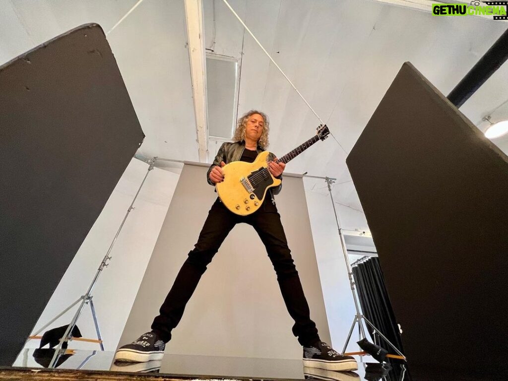Kirk Hammett Instagram - Casual cool, right? ⚡️🎸⚡️ photo📸by @rosshalfin 🎸 @gibsonguitar