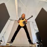 Kirk Hammett Instagram – Casual cool, right? ⚡️🎸⚡️ photo📸by @rosshalfin 🎸 @gibsonguitar
