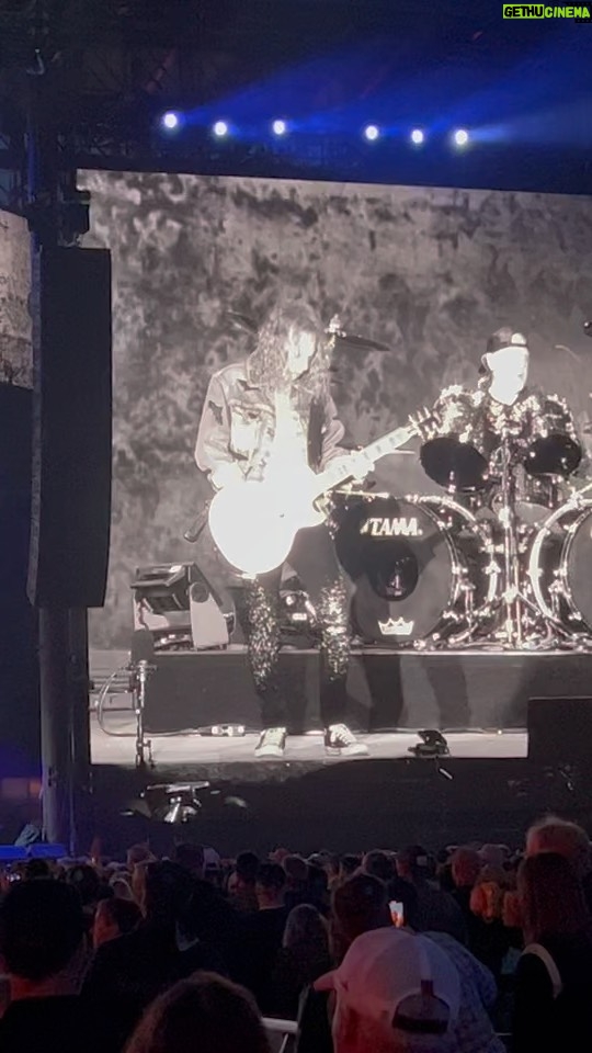 Kirk Hammett Instagram - #bottlerocking β‘οΈπ€β‘οΈ video by @gueikian π΅πΈπ€